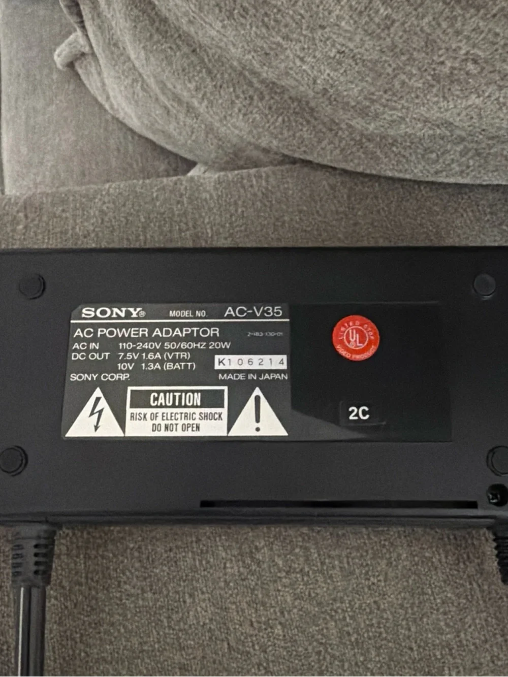 genuine sony AC-V35 power adaptor 7.5V 1.6A(VTR) 10V 1.3A(BATT)